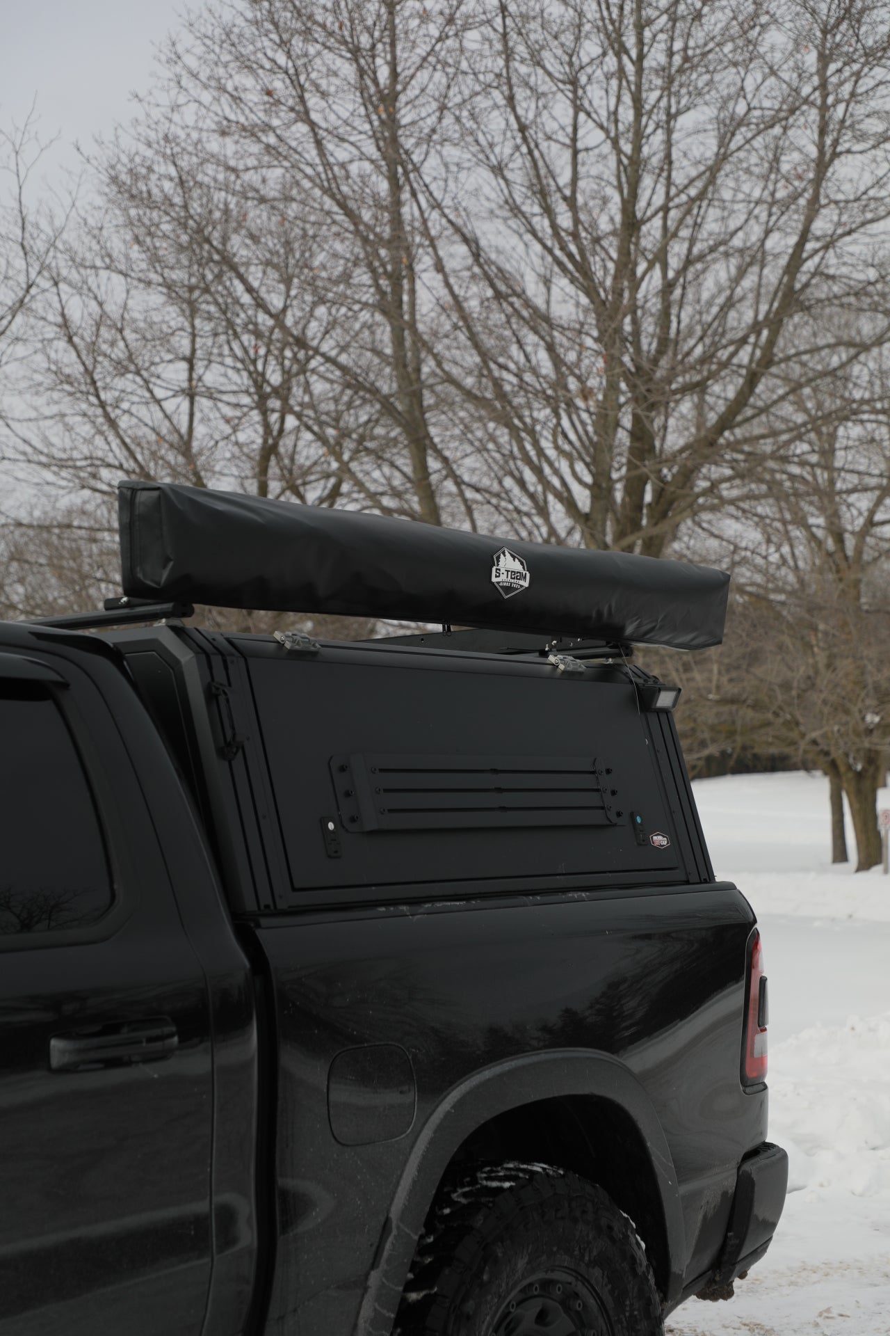 THE OUTPOST - AUTOMATIC FREE STANDING SIDE AWNING