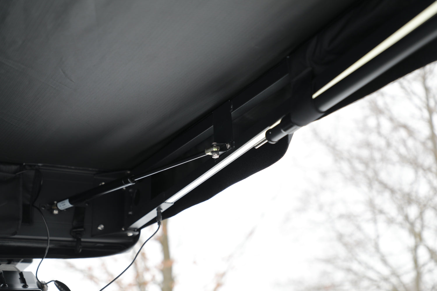 THE OUTPOST - AUTOMATIC POP UP FREE STANDING SIDE AWNING