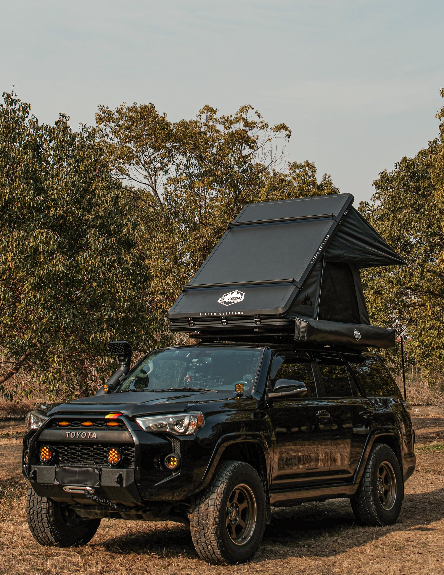 THE HARE - ALUMINUM CLAMSHELL ROOF TOP TENT