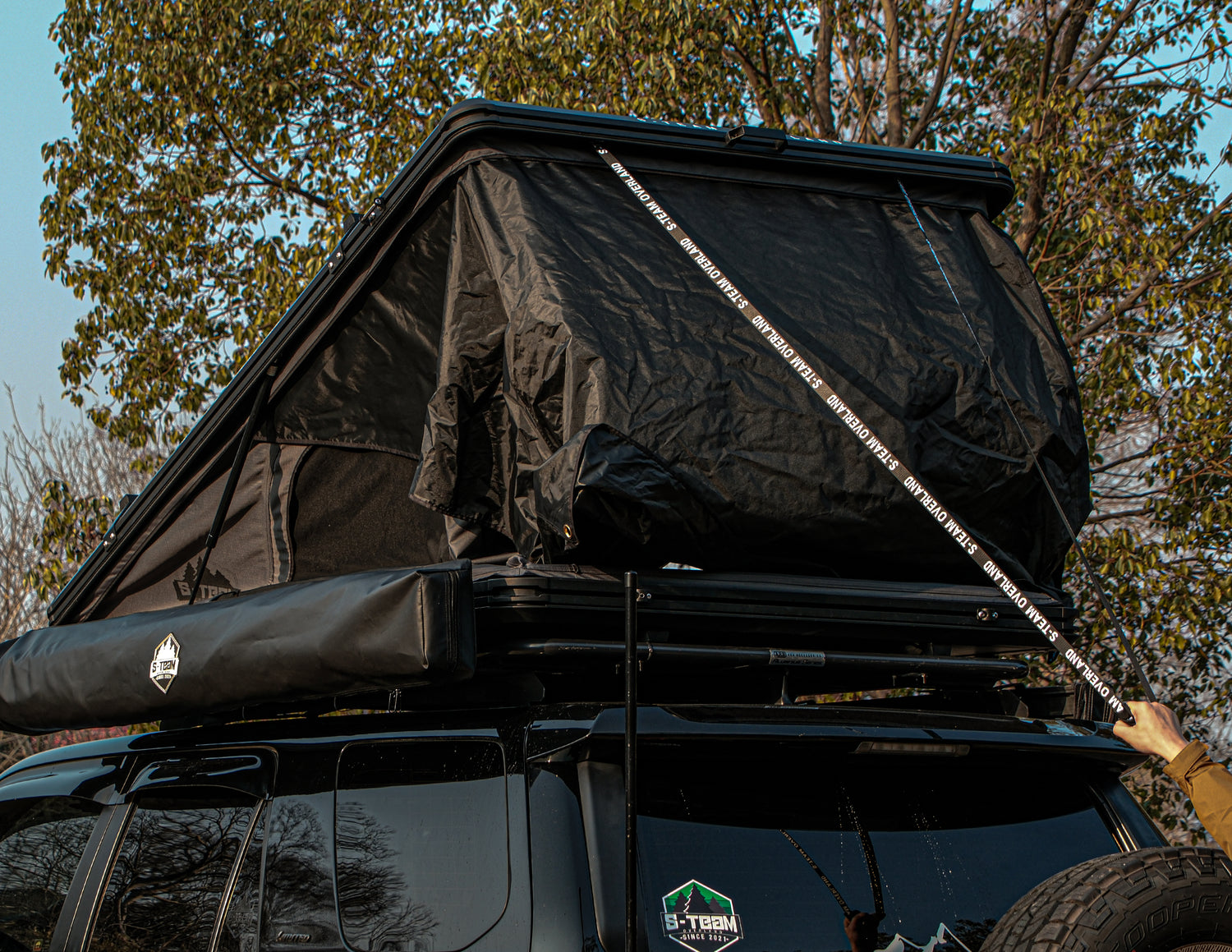 THE HARE - ALUMINUM CLAMSHELL ROOF TOP TENT